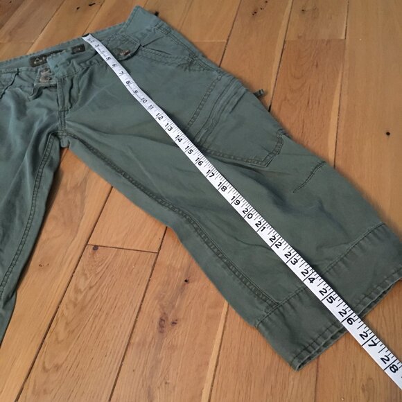 Vintage Y2K Low-Rise Army Green Utility Cargo Capris Shorts - Picture 15 of 15